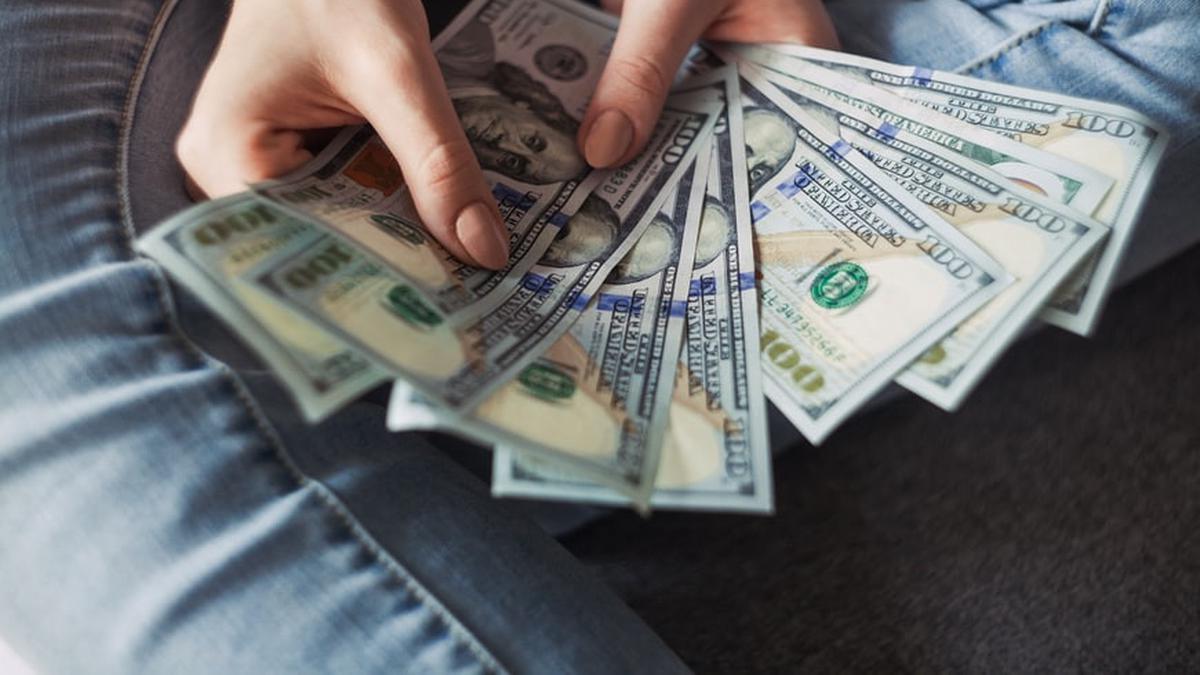 Arti Mimpi Dikasih Uang Lalu Dikembalikan Lagi, Pertanda Baik atau Buruk?