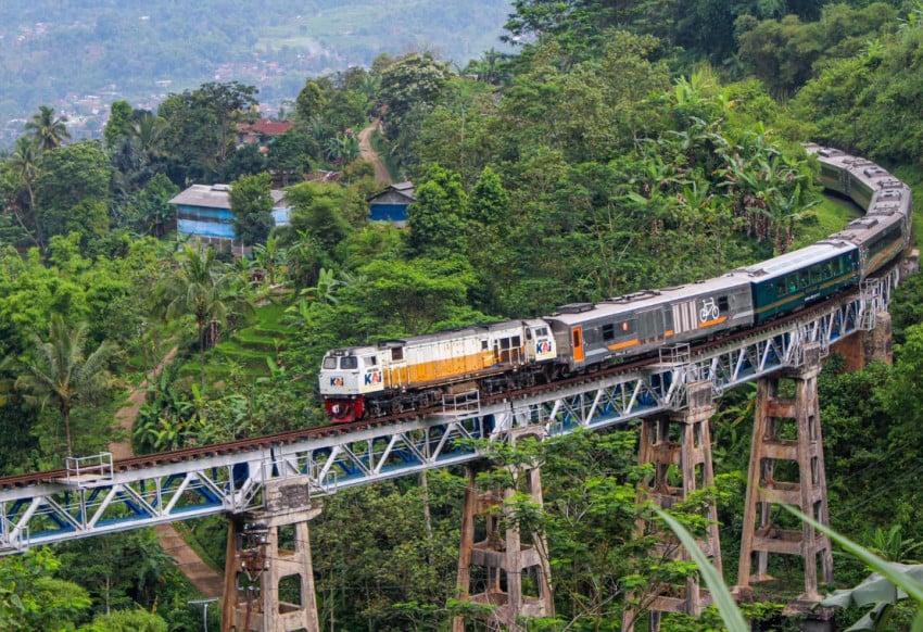 Wajib Kamu Coba, Ini 7 Jalur Kereta Api dengan Pemandangan Terindah di Indonesia