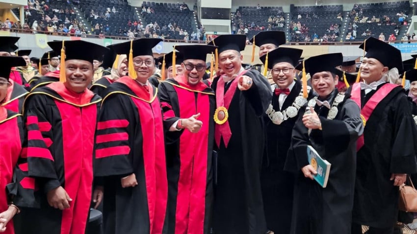 Ahmad Sahroni Kembali Muncul ke Publik, Kali Ini Wisuda S3 Doktor Ilmu Hukum