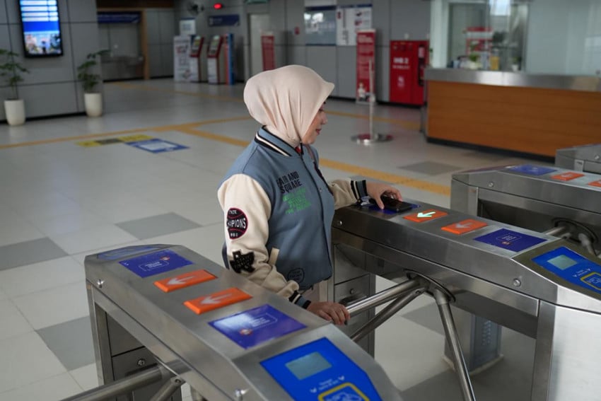 Bayar Tiket LRT Kini Makin Cepat Pakai QRIS Tap, Sudah Coba?