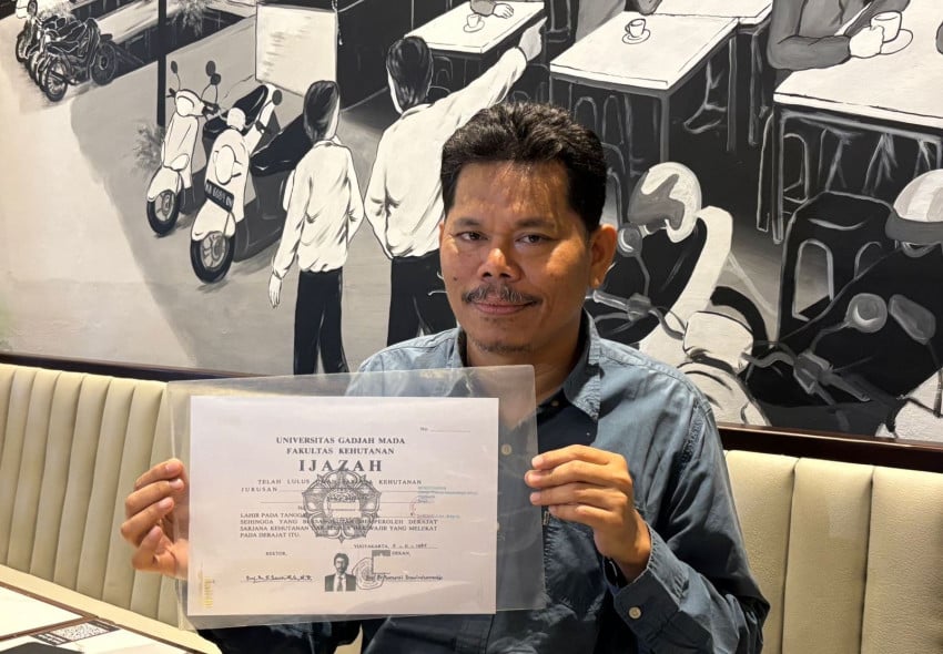 Datangi KPU, Bonatua Silalahi dan Roy Suryo Dapatkan Salinan Ijazah Jokowi