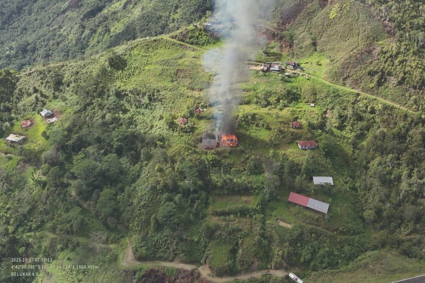 KKB Bakar SMPN Kiwirok Papua