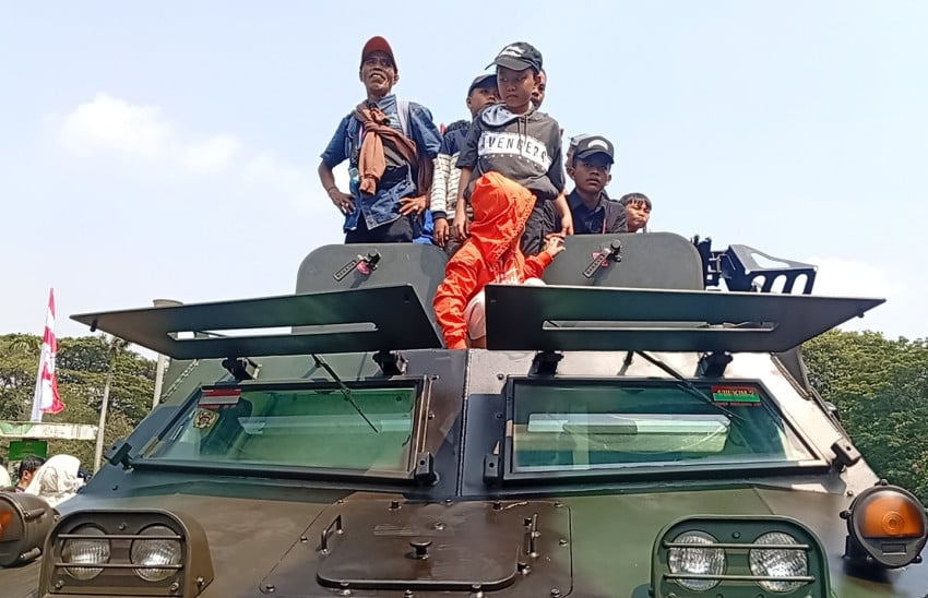 Panser Anoa hingga Tank Amfibi BMP-3F Marinir Jadi Spot Foto Warga di HUT ke-80 TNI