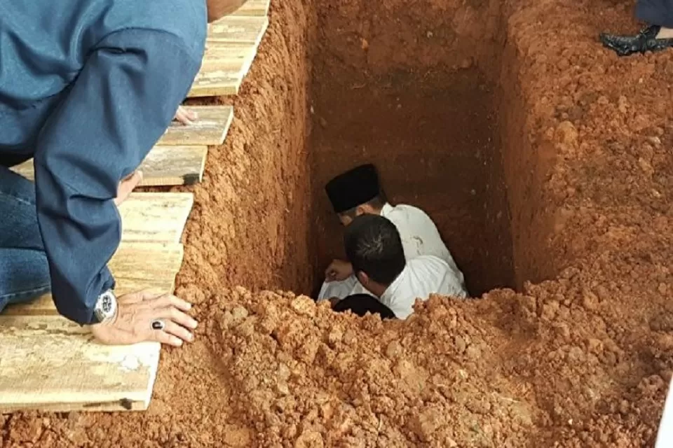 Tata Cara Menguburkan Jenazah Sesuai Syariat, Kaum Muslim Wajib Tahu!
