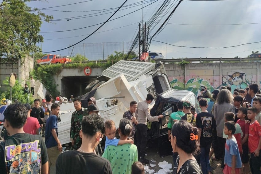 Truk Terjun dari Tol Tangerang-Merak Timpa Mobil Pikap, 5 Orang Jadi Korban