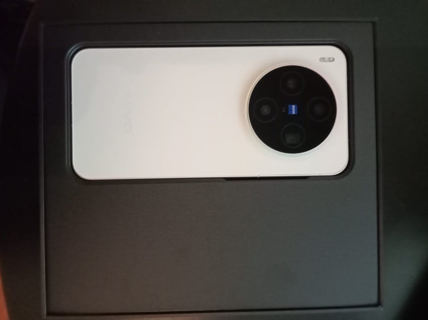 Vivo X300 Resmi Meluncur, Usung Kamera 200 MP ZEISS dan Chipset Dimensity 9500