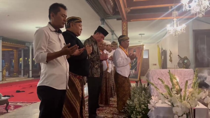 Jokowi Melayat Raja Keraton Solo Paku Buwono XIII, Ucapkan Dukacita Mendalam