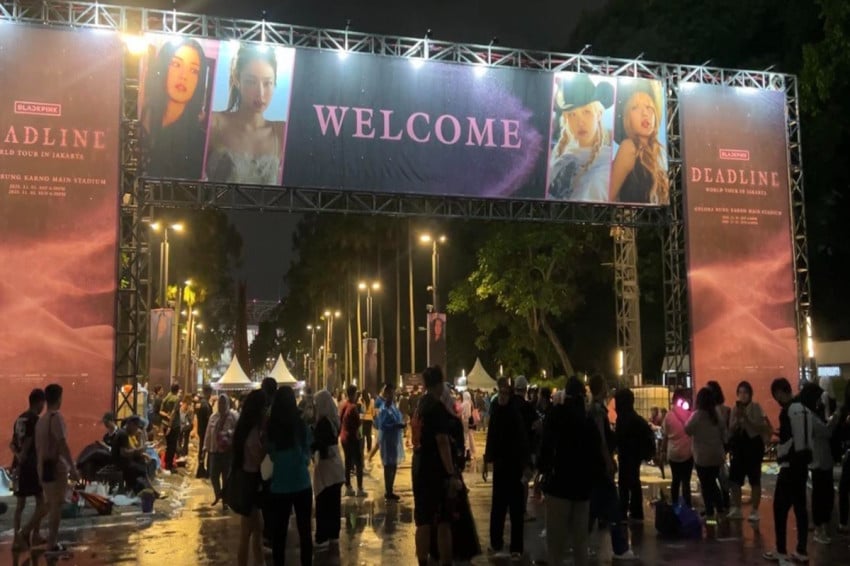 Kalah War Tiket, Fans BLACKPINK Ini Cuma Bisa Nonton dari Gerbang SUGBK