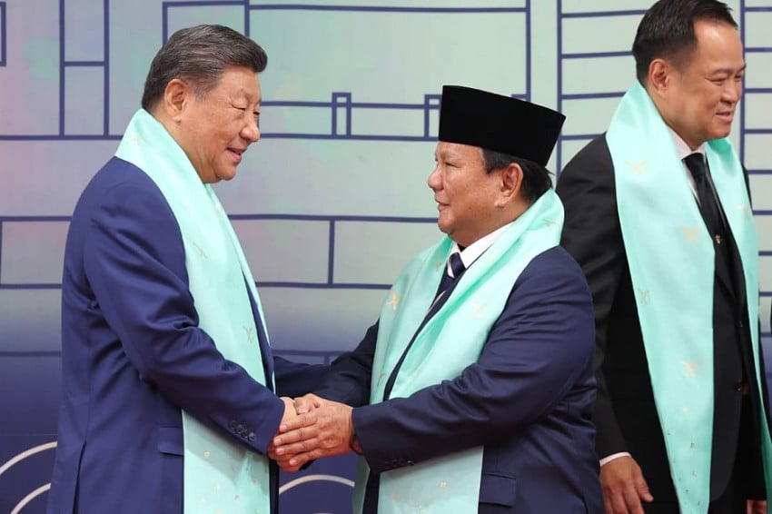 Momen Prabowo-Xi Jinping Saling Jabat Tangan Erat saat Bertemu di KTT APEC