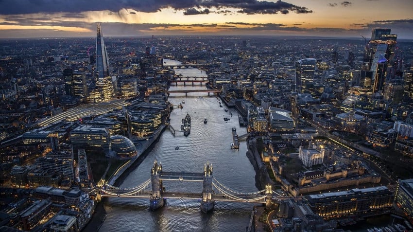 Pengaruh Rusia dan China Menguat, CIA Luncurkan Serangan Pesona di Uni Eropa