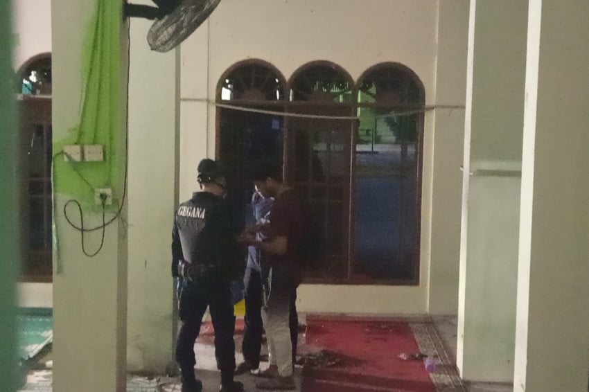 Polisi Olah TKP Ledakan di Masjid SMAN 72 Jakarta, Karpet Robek dan Bekas Serpihan Material