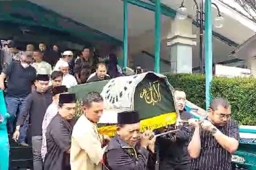 Usai Disalatkan, Jenazah Antasari Azhar Langsung Diberangkatkan ke San Diego Hills