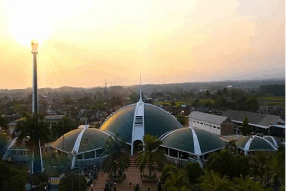 Jadwal Salat dan Imsakiyah Kota Surabaya Hari Ini, 18 Ramadan 1447 H