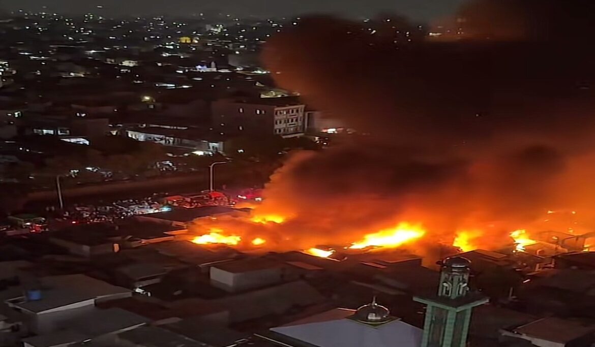 35 Mobil dan 165 Personel Damkar Tangani Kebakaran Rumah di Kemayoran