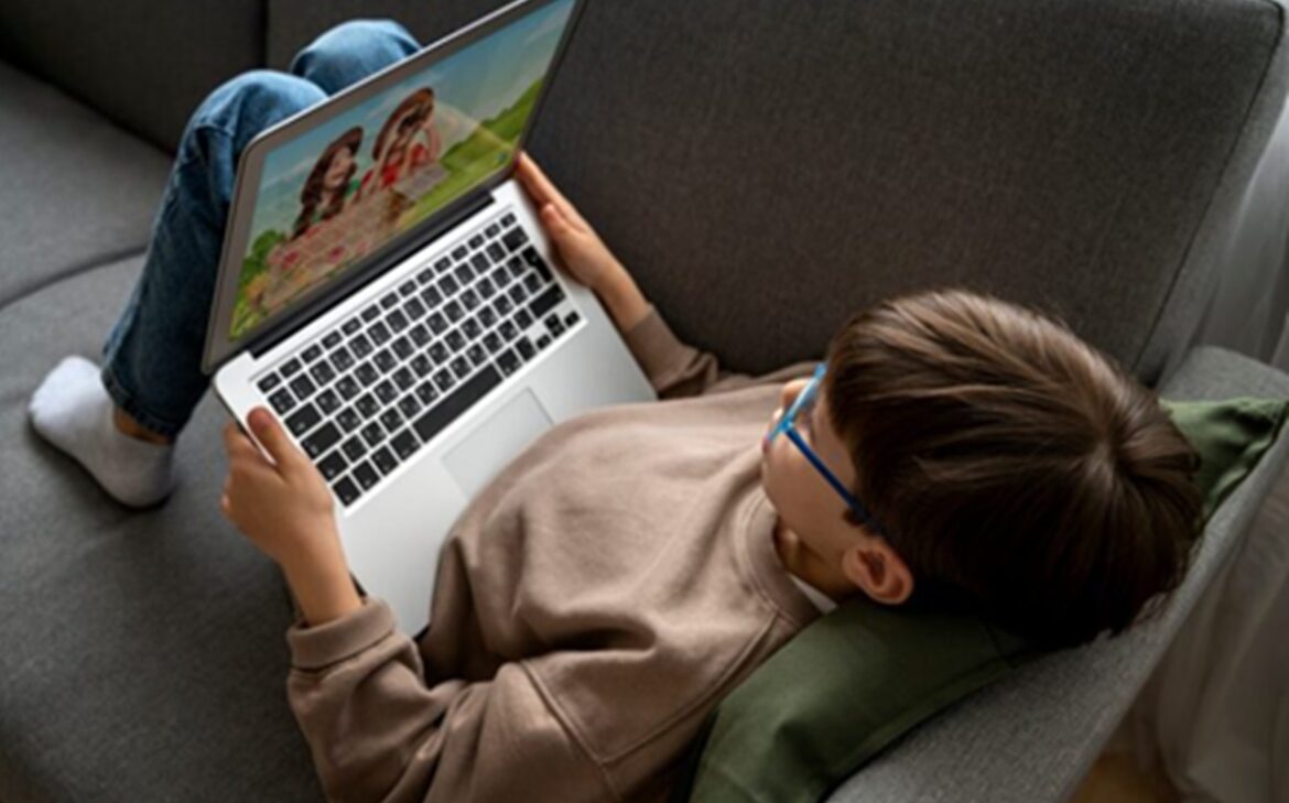 Kenapa Anak-Anak Zaman Sekarang Lebih Suka Nonton YouTube daripada TV Biasa