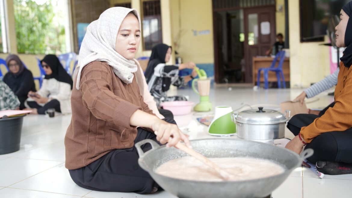 Perempuan Pesisir Kaltara Berdaya Lewat Sekolah Lapang Livelihood BikinanM4CR