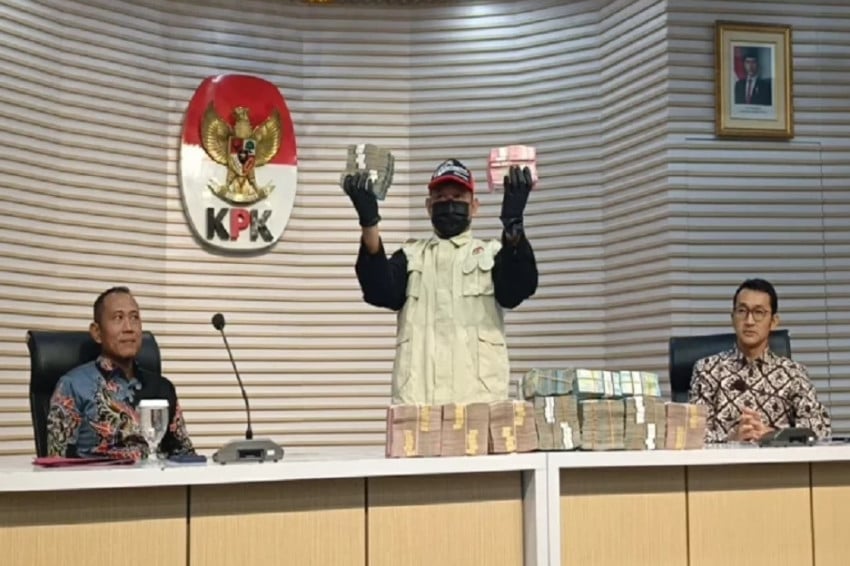 KPK Sita Catatan Keuangan usai Geledah Rumah Dinas hingga Kantor Bupati Lombok Barat